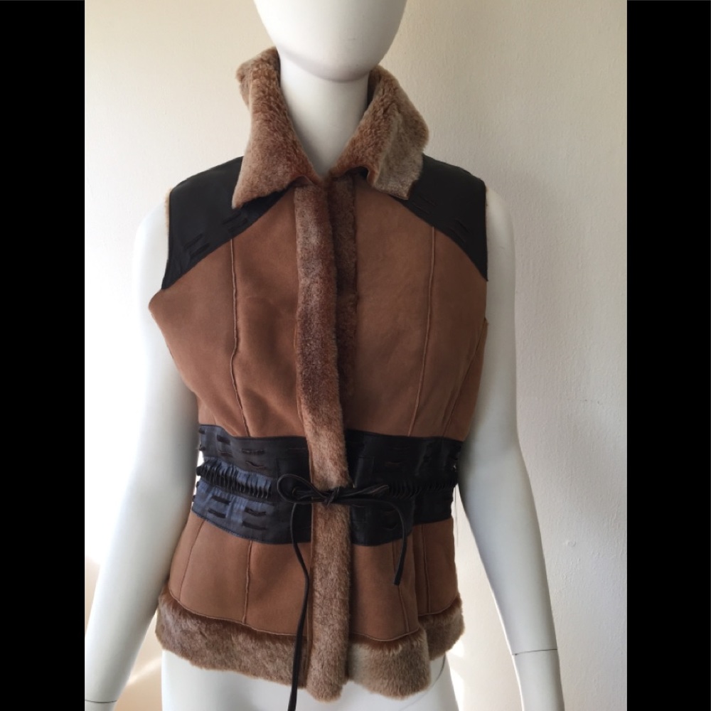 NWT Révue shearling vest w/brown leather accents & front tie closure